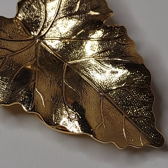 Large Gold Tone Lightweight Metal Leaf Scarf Clip - Picture 5 of 13